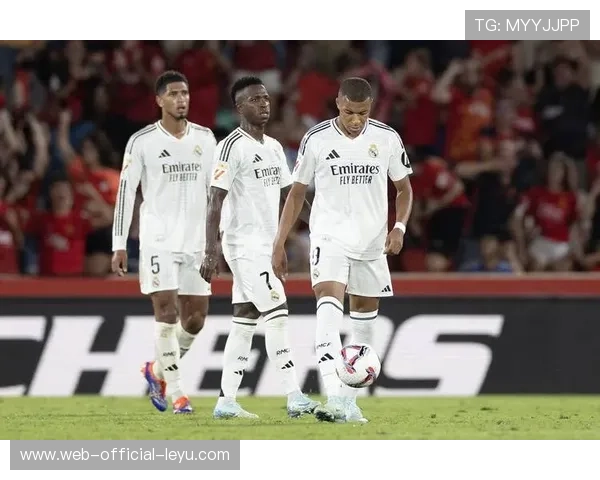 贝林厄姆助攻姆巴佩后击掌，皇马双星连线